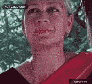 नफीसा अली पारंपरिक साड़ी पहनकर गर्मजोशी से मुस्कुराती हैं