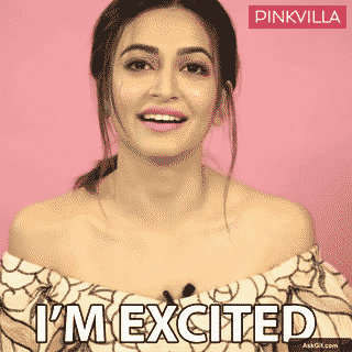 कृति खरबंदा उत्साह के साथ चमकती मुस्कान दिखा रही हैं