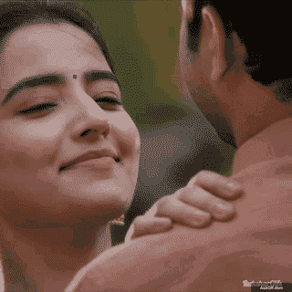 रुख़सर ढिल्लन किसी खास को देखते हुए प्यार से मुस्कुरा रही हैं