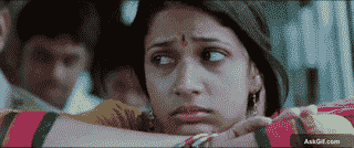 लवण्या त्रिपाठी खिड़की से बाहर देखते हुए चिंतित और विचारमग्न लग रही हैं