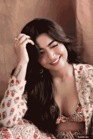 रश्मिका मंदाना कैमरे की ओर मुस्कुराते हुए चिढ़ाते हुए आंख मारती हैं