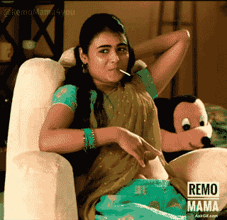 शालिनी पांडे सोफे पर आराम करते हुए टूथपिक चबाते हुए