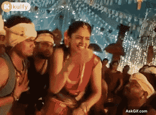 मिर्नालिनी रवि रंगीन उत्सवों के बीच खुशी से नाचती हैं