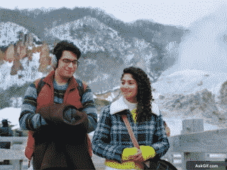 पल्लवी पुरोहित बर्फीले परिदृश्य में चलते हुए गर्मजोशी से मुस्कुराती हैं