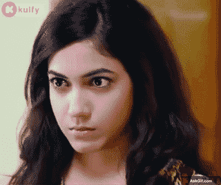 रितु वर्मा गंभीर अभिव्यक्ति के साथ घूरती हैं