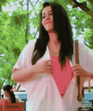 राशि खन्ना आत्मविश्वास से मुस्कुराते हुए अपने कपड़े ठीक कर रही हैं