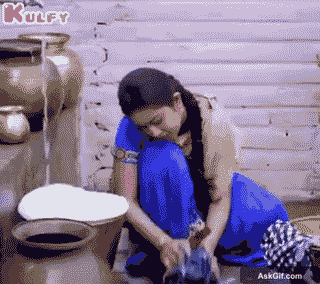 अविका गोरे जमीन पर बैठकर ध्यान से कपड़े धो रही हैं