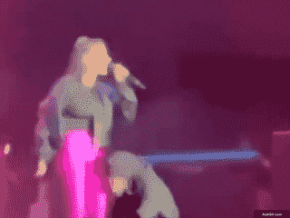 कर्णिका दत्ता मंच पर गाते हुए ऊर्जा से प्रदर्शन कर रही हैं