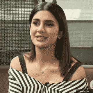 लेहर खान एक कहानी साझा करते हुए गर्मजोशी से मुस्कुरा रही हैं