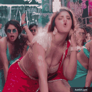 डिम्पल हयाथी रंगीन उत्सव दृश्य में ऊर्जा से नाचती हैं