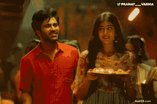 साक्षी वैद्य दीयों की थाली पकड़े शर्माते हुए मुस्कुरा रही हैं