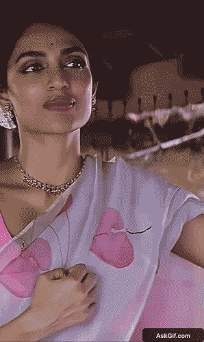 सोभिता धुलिपाला आत्मविश्वास से अपनी मुट्ठी उठाती हैं