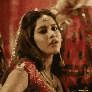 नभा नटेश रंगीन पारंपरिक कपड़ों मेंGracefully नृत्य करती हैं