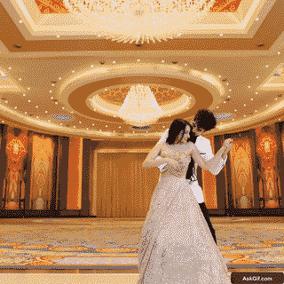 जब आपके डांस मूव्स ऐसे हों कि झूमर भी जलन महसूस करे!