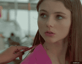 एक लड़की किसी के उसके बाल खींचने पर प्रतिक्रिया देती है।