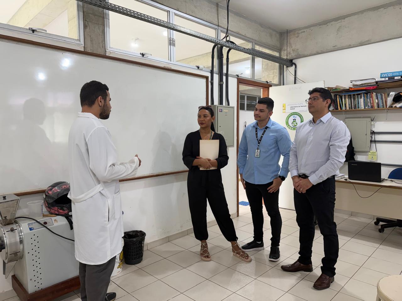 Equipe da AUDIN no Laboratório de Nutrição Animal, em diálogo com servidor responsável