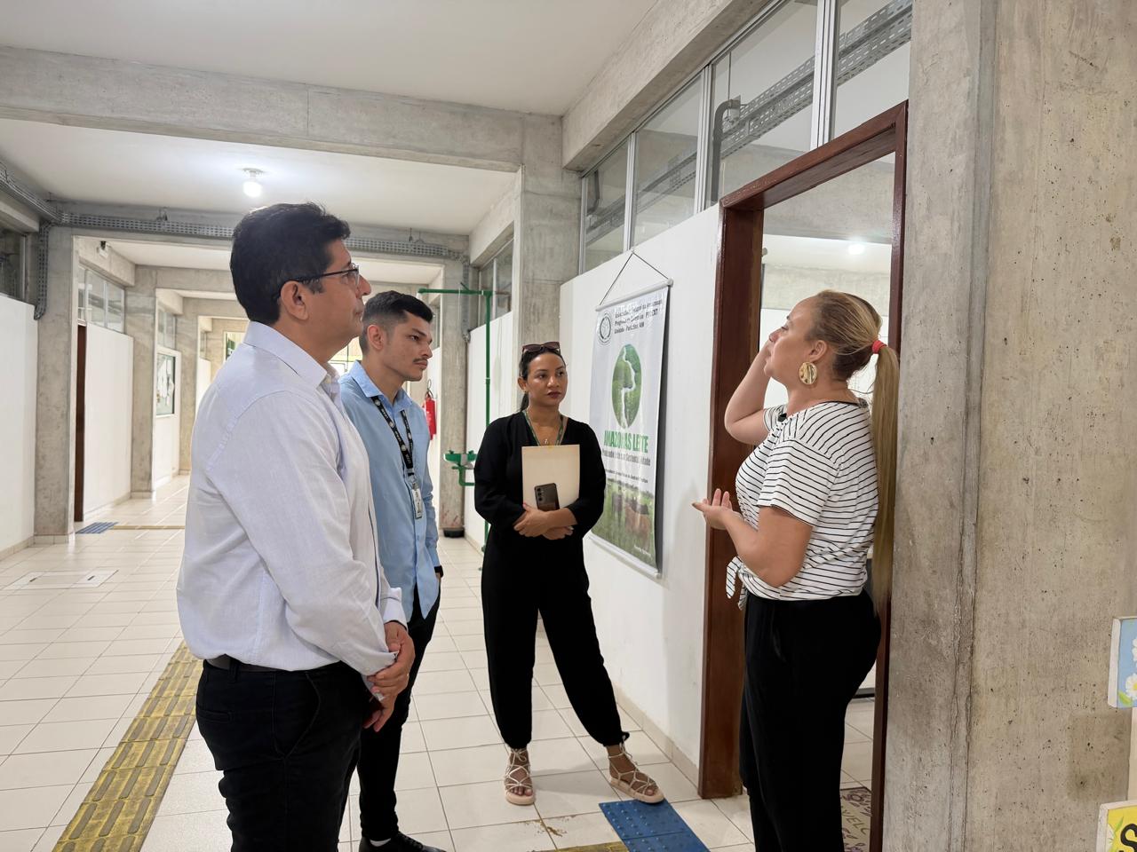 Equipe da AUDIN em corredor do ICSEZ ao lado de servidoras da unidade