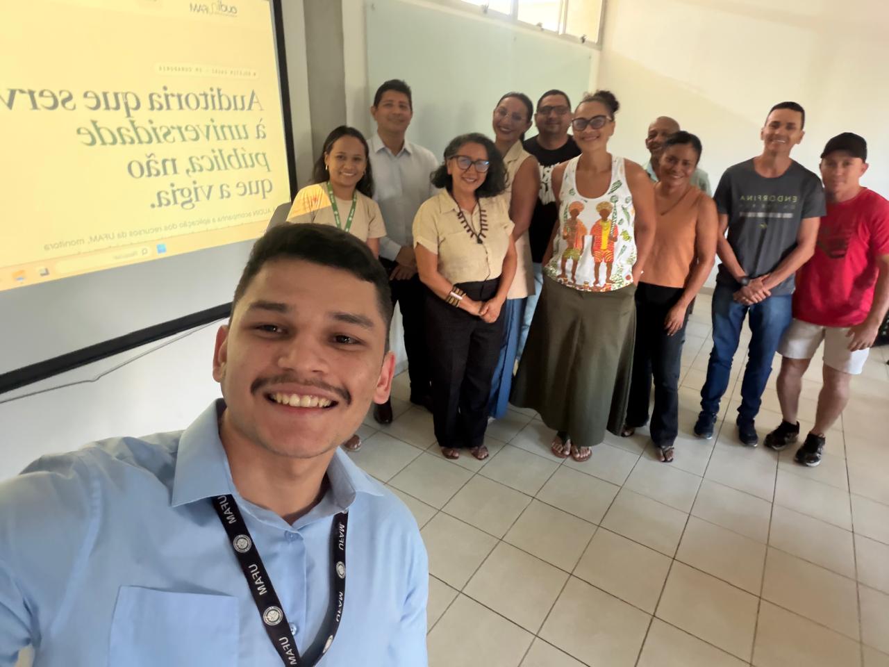 Equipe da AUDIN/UFAM com servidores e docentes do ICSEZ após a apresentação institucional do Portal da Auditoria