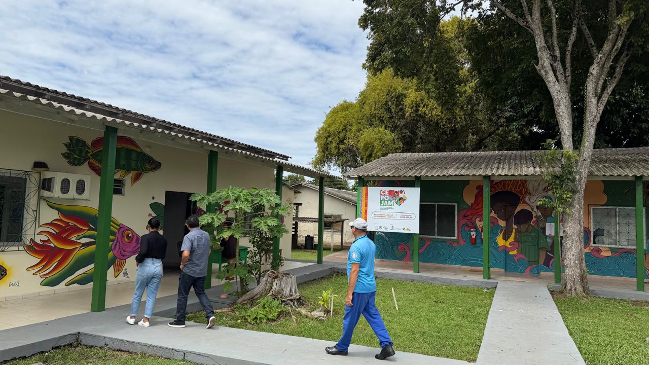 Fachada da antiga Ufamzinha, com murais e logo do CEFOJAM