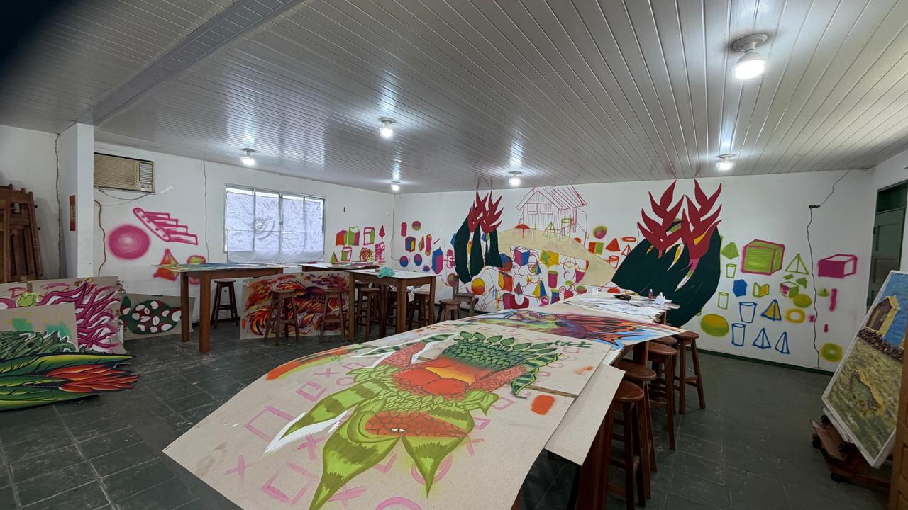 Interior da antiga Ufamzinha com painéis artísticos produzidos no Núcleo de Formação