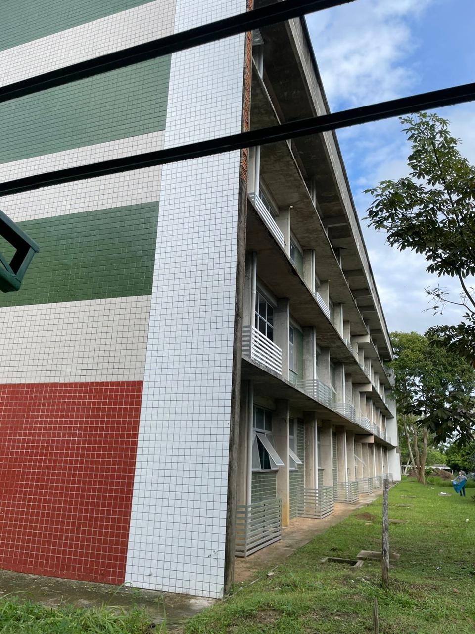 Fachada da antiga Ufamzinha, com murais e logo do CEFOJAM
