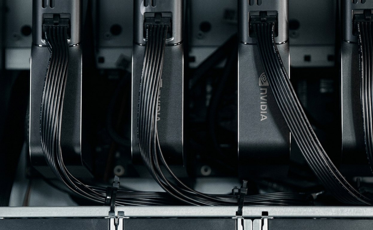 12VHPWR power cabling into the RTX PRO 6000s