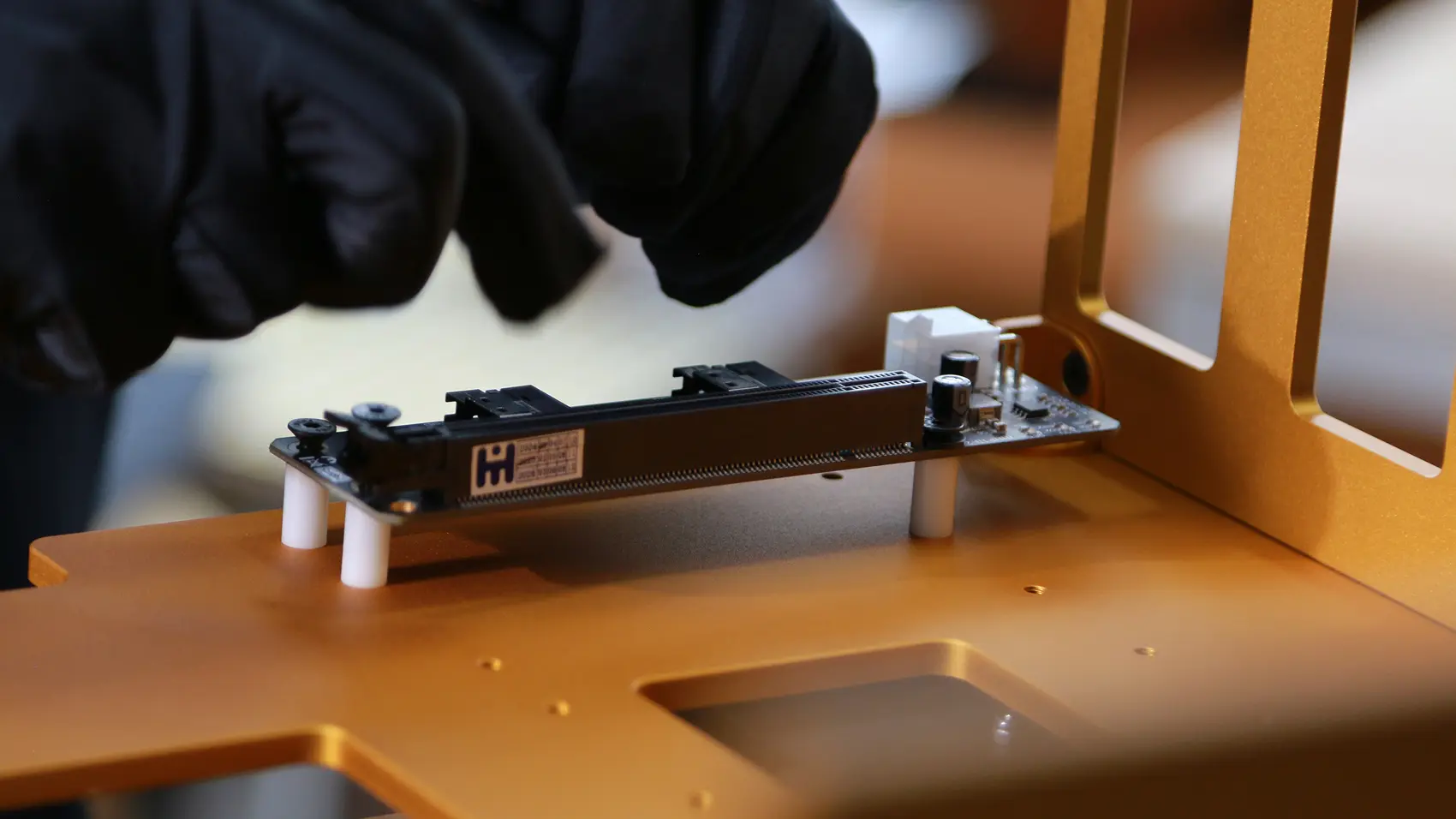 Placing an MCIO adapter