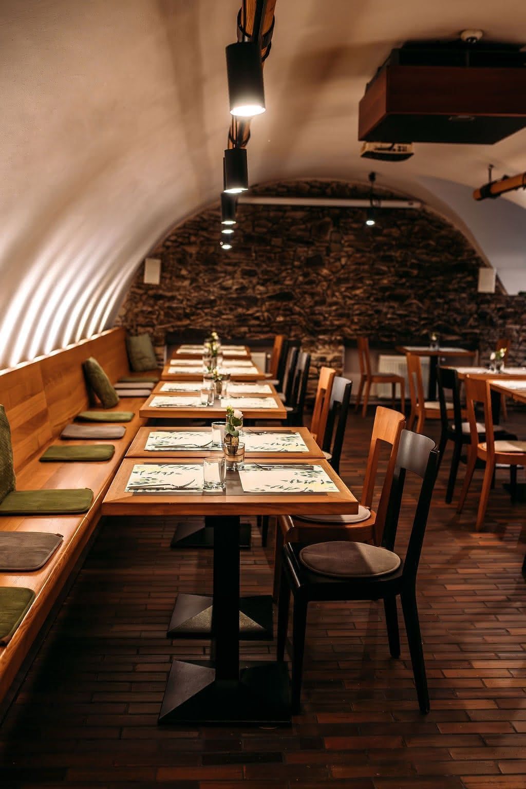 Pivnice — pohled do hloubky sálu