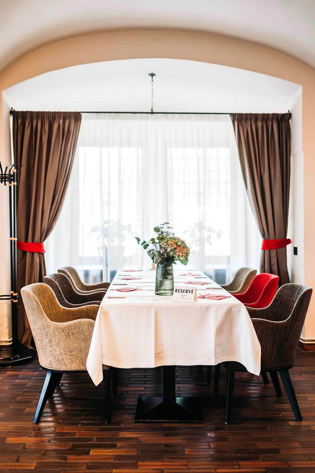 Restaurace — slavnostní tabule u okna