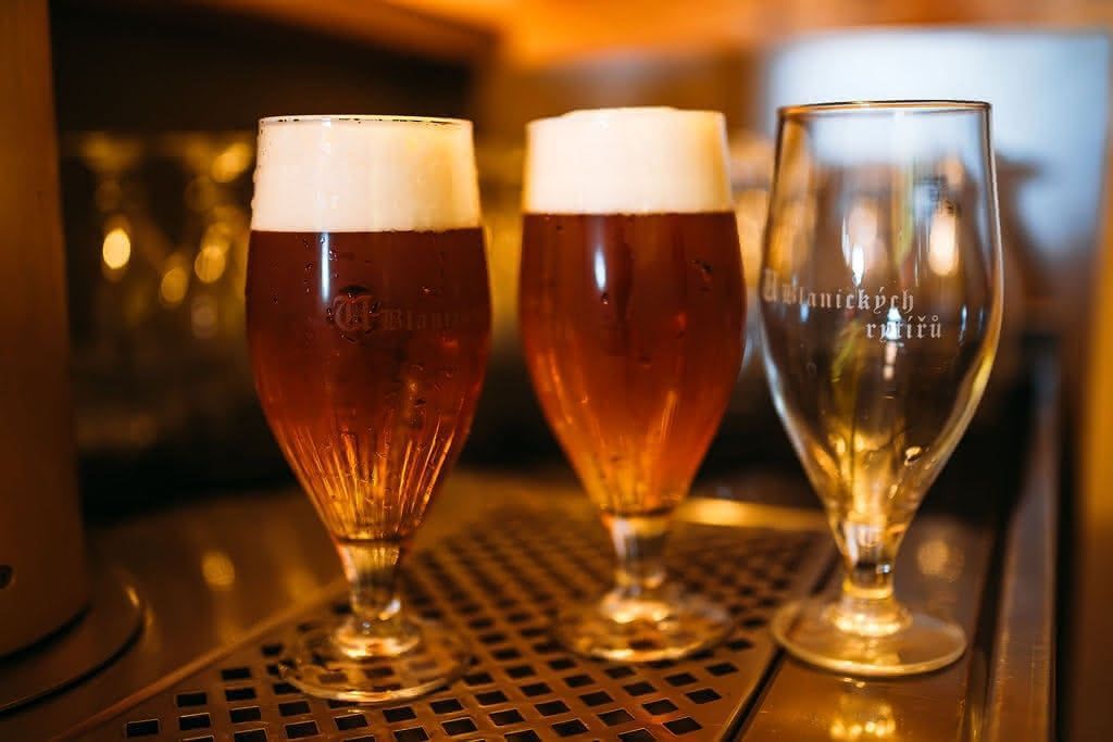 Pivo ve sklenicích U Blanických rytířů