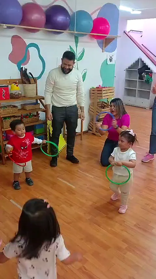 Peques jugando con aros de colores