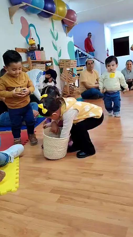 Peque eligiendo instrumentos de una canasta