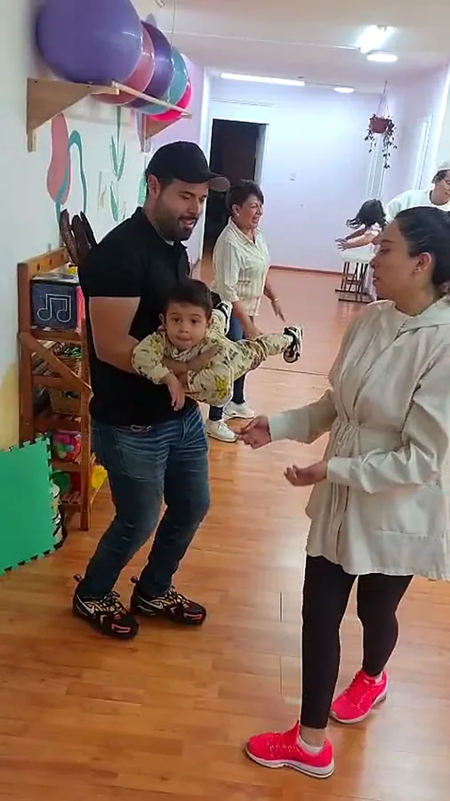 Papá abrazando a su bebé en clase