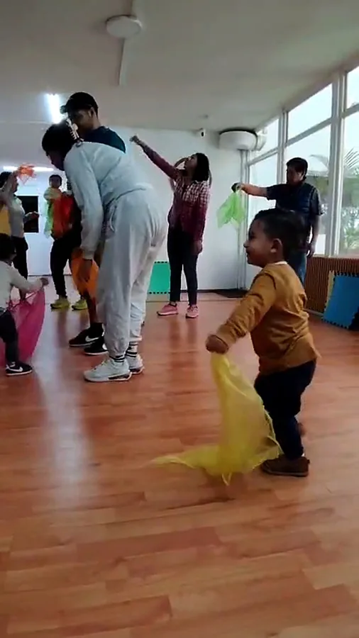 Niño jugando con una tela de tul