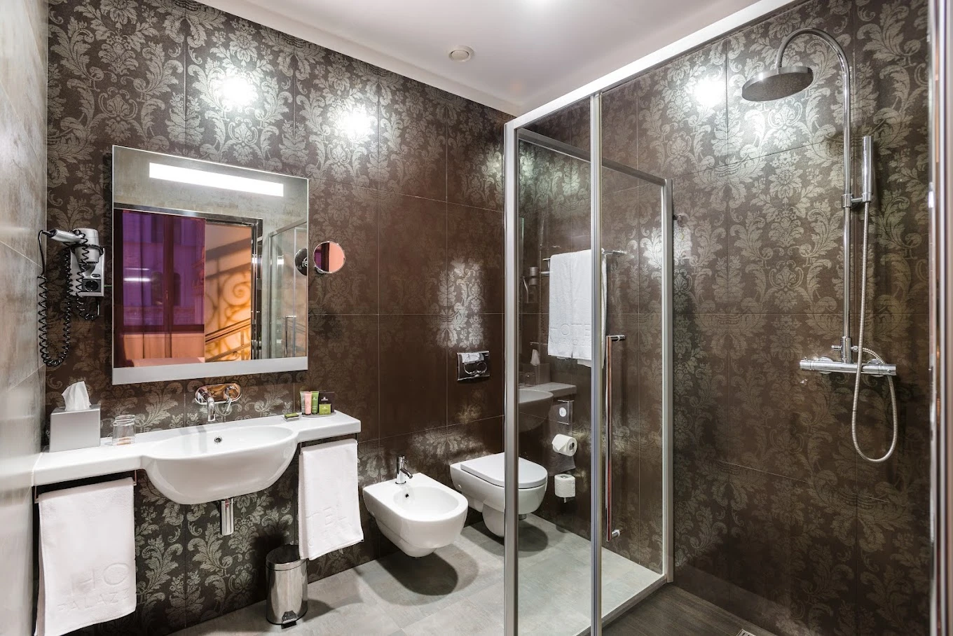 חדר אמבטיה יוקרתי במלון Eurostars Palazzo Zichy