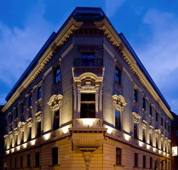 חזית מלון Eurostars Palazzo Zichy בלילה — בניין היסטורי מואר