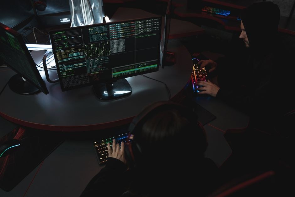 음성 AI 시스템, 귀에 들리지 않는 소리로 해킹당한다? 소름 돋는 AI 보안 취약점!