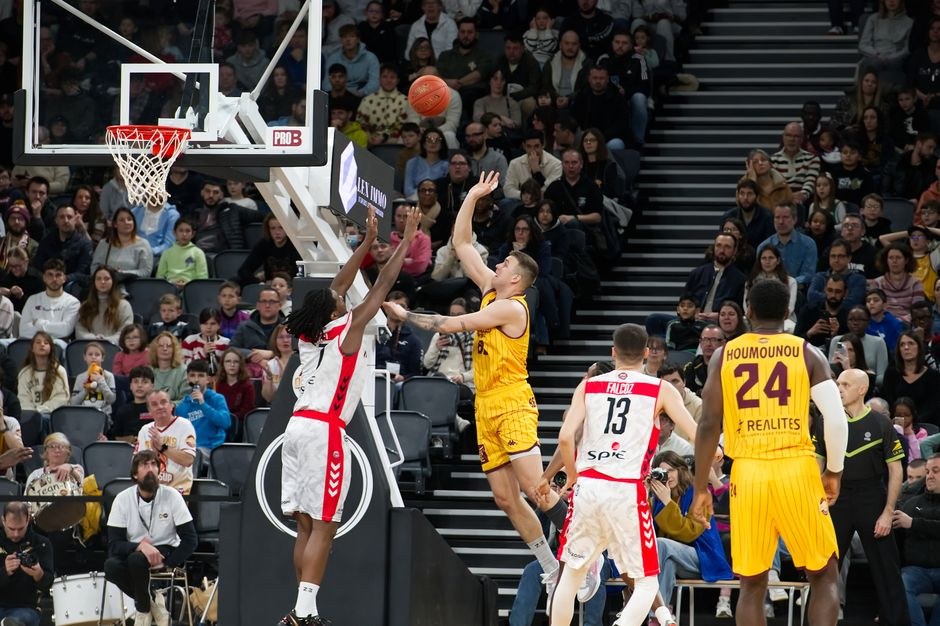 NBA, AI 심판 전격 도입! 아웃 오브 바운드 판정, 이제 논란 끝?