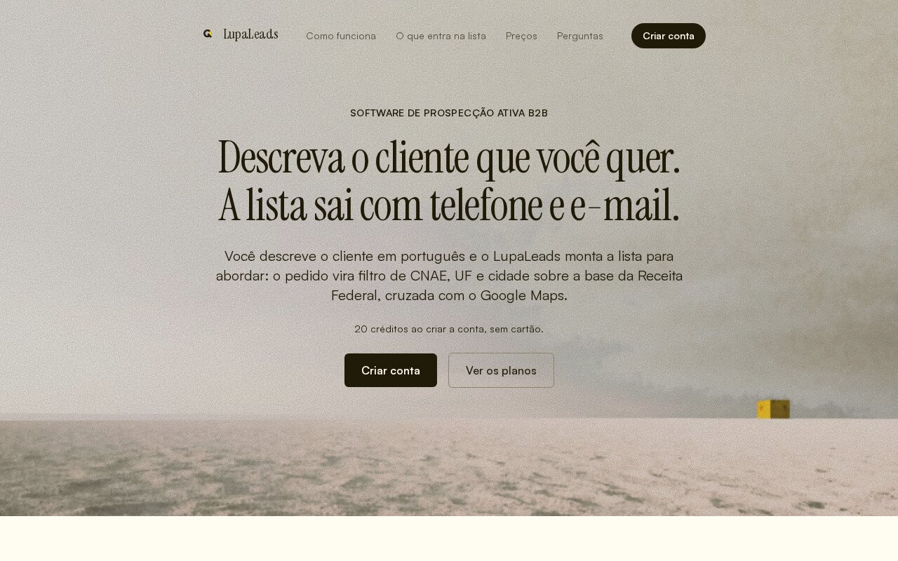 lupaleads.com.br hero: a split-screen layout with a Portuguese B2B prospecting headline on the left and a mobile app mockup on the right