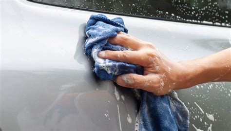 Mencuci mobil berdasarkan jenis cat yang digunakan, seperti cat metalik dan cat doff