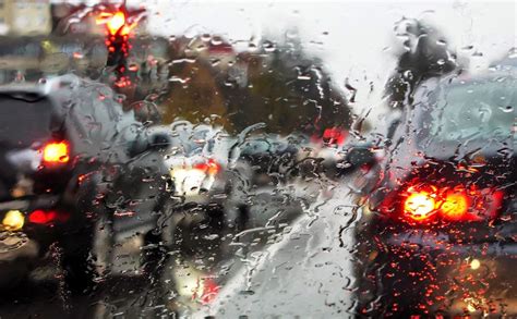 Membersihkan Bagian Dalam Mobil yang Terkena Air Hujan atau Banjir yang Menimbulkan Bau Tak Sedap