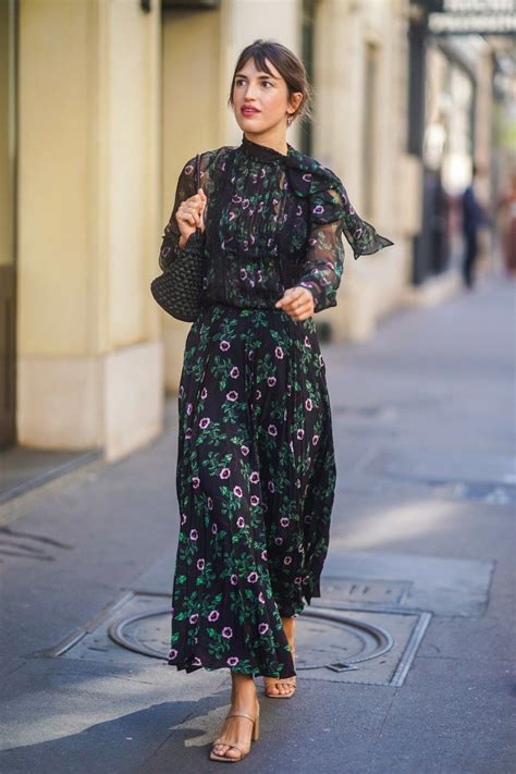 Ide Fashion untuk Tampil Elegan dengan Dress Panjang