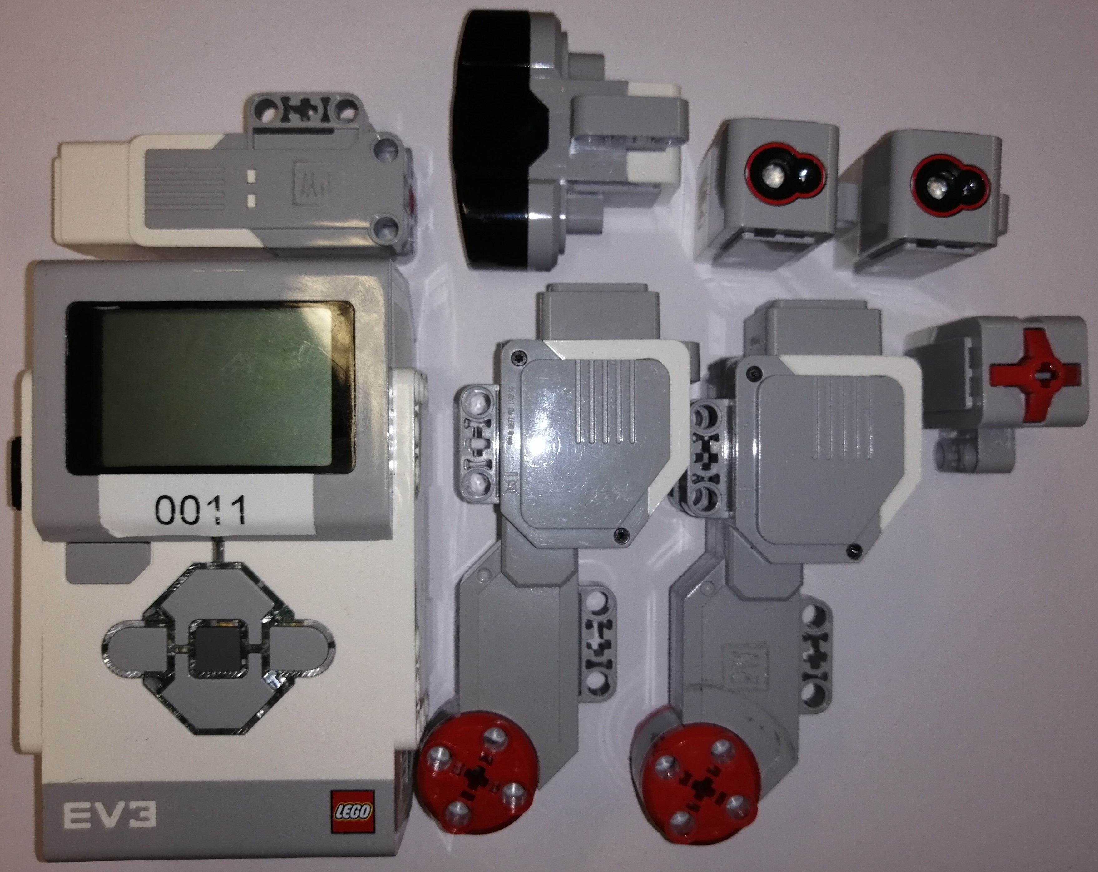 Otrzymane elementy robota LEGO Mindstorms Ev3