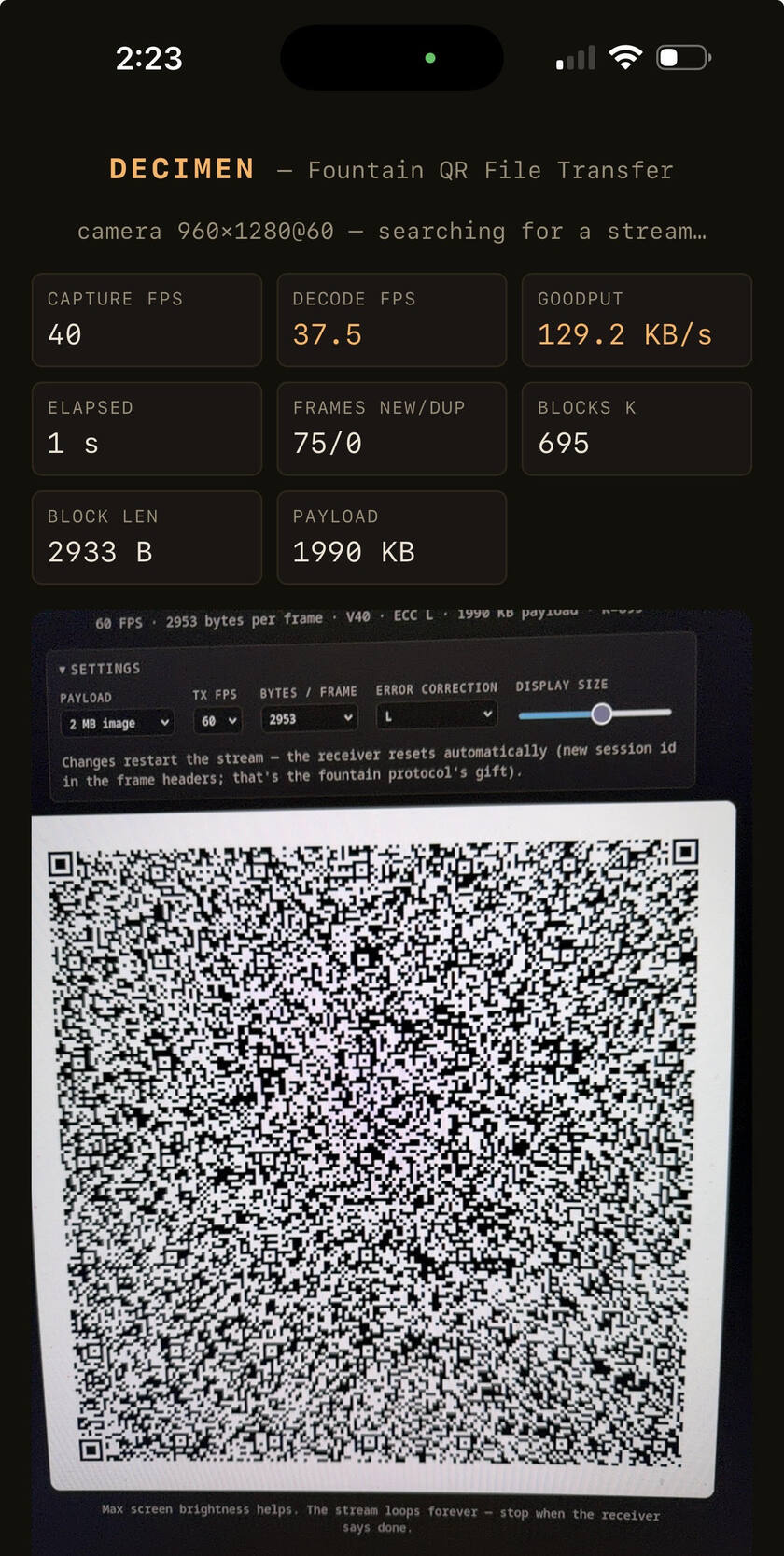 수신 측 폰 화면으로 보이는 Decimen UI와 대형 QR 프레임이 포함된 사진, 우측 상단에 캡처·디코드 FPS와 goodput 수치가 표시되어 있음.