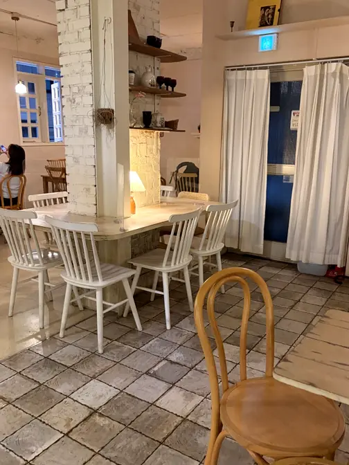 広々としたカフェ店内、白木家具