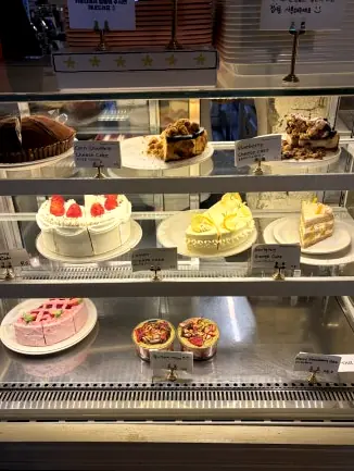 カフェペッパーのケーキ陳列、冷蔵ケース