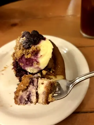 フォークで切るブルーベリーチーズケーキ