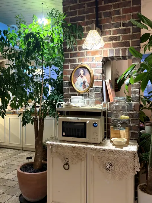 カフェペッパーの店内コーナー、レンガ壁