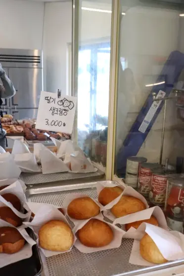 Strawberry cream bread price sign