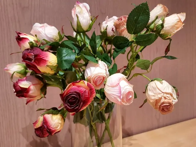 Rose bouquet in glass vase